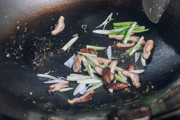豆芽炒鸡肉,大火热锅加油，把蘑菇和葱头放进去炒。大伙炒20秒。转中火。