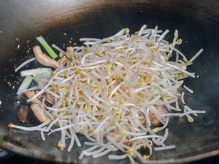豆芽炒鸡肉,加入绿豆芽，把绍兴酒顺着锅四边倒进去。 再快速翻炒一下。