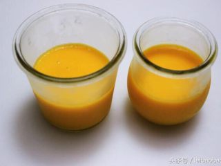 芒果双色布丁,倒入杯子，放冰箱冷冻15分钟左右。