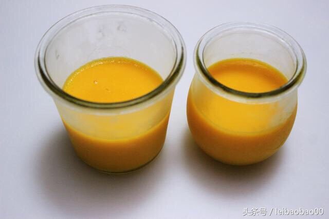 芒果双色布丁,倒入杯子，放冰箱冷冻15分钟左右。