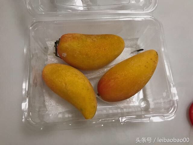 芒果双色布丁,准备几个芒果。