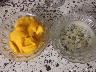 芒果双色布丁,芒果去皮切丁，5克吉利丁片泡冷水软化。