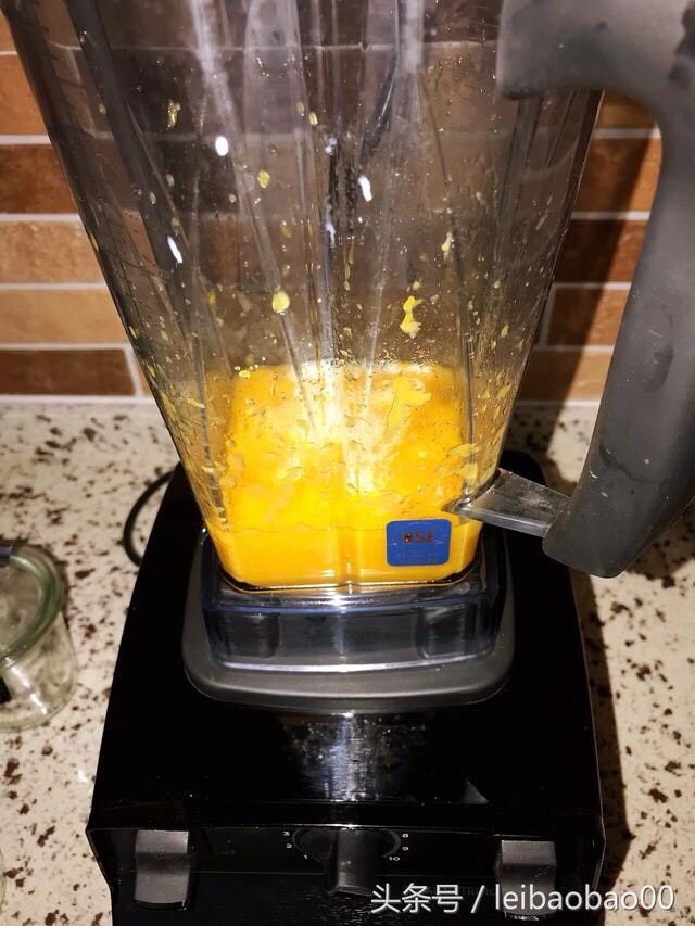 芒果双色布丁,稍凉后把牛奶吉利丁液倒入芒果里，搅打均匀。