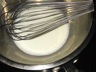 芒果双色布丁,40克牛奶，3克糖隔水加热，加入沥干水分的吉利丁片搅拌至融化，离火。