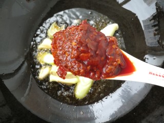 羊蝎子,葱（放了一段没有全用）姜蒜爆香，加入一大勺郫县豆瓣酱