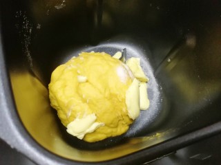 南瓜肉松花朵包,10分钟和面程序结束以后放入盐和黄油。