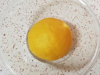 南瓜肉松花朵包,30分钟和面程序结束以后取出面团整形，盖上保鲜膜发酵至2-3倍大。