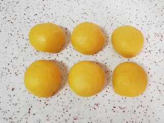 南瓜肉松花朵包,分成6份滚圆。