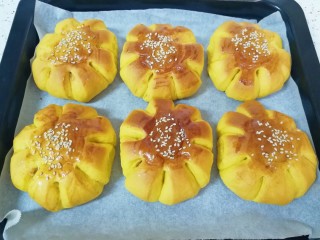 南瓜肉松花朵包,送入预热好的烤箱，上管150度下管165度烤25分钟，中间注意观察面包上色情况，及时加盖锡纸。