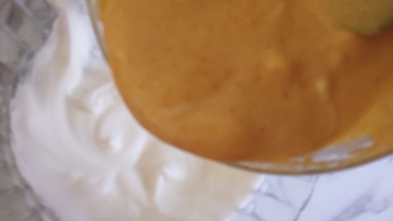 南瓜松饼,将翻拌均匀的面糊倒回蛋白霜中，