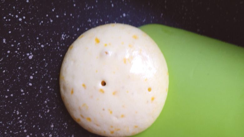 南瓜松饼,表面冒气泡，并且气泡爆破就可以翻面了。