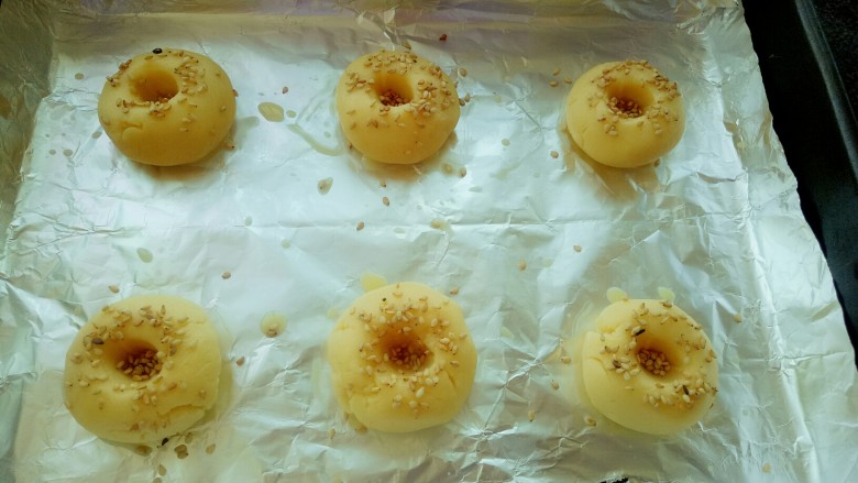 桃酥饼干,表面刷上一层蛋黄水，撒上芝麻。