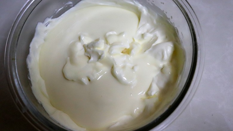樱花芝士慕斯,把奶油奶酪倒入淡奶油中，用刮刀翻拌均匀。