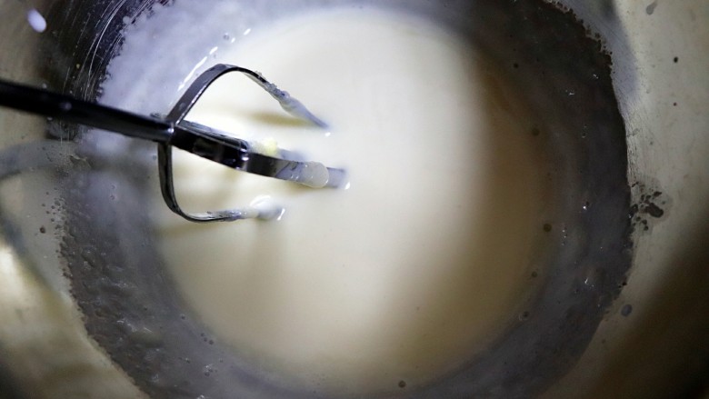 樱花芝士慕斯,取三分之二的吉利丁液倒入奶酪糊中，搅拌顺滑。