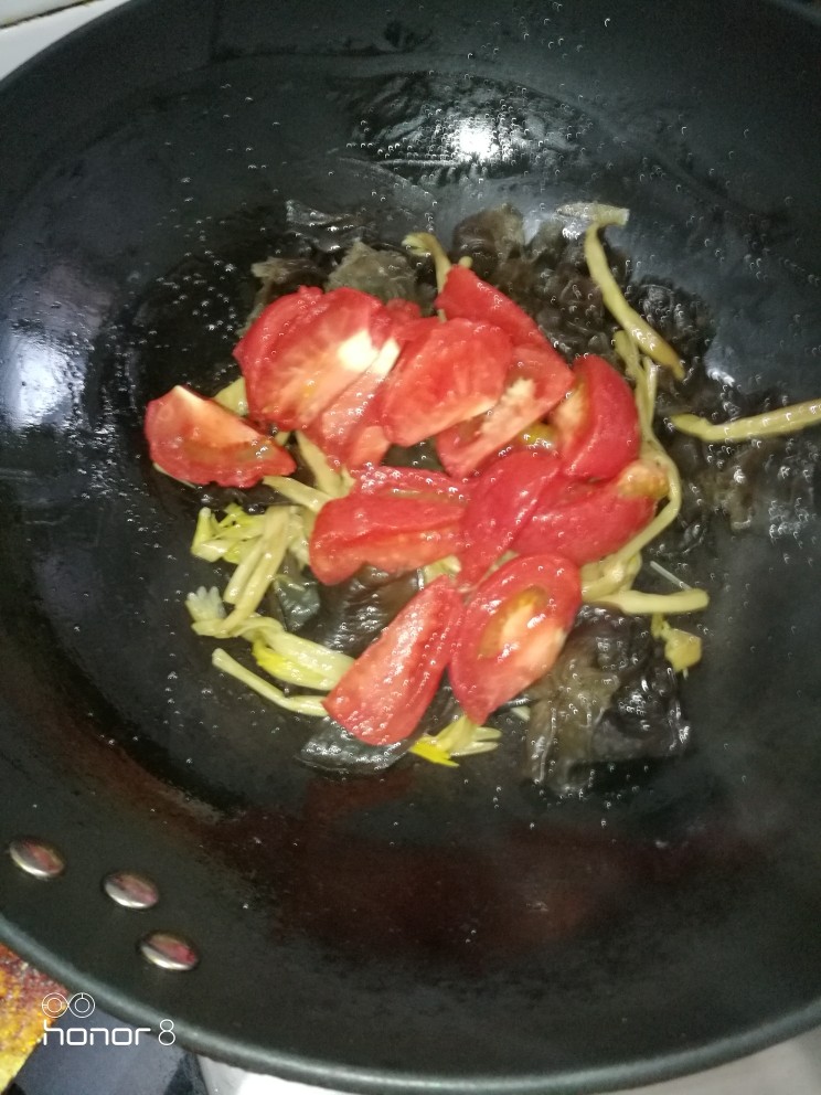 菜谱#西红柿黑木耳炒黄花菜#[创建于28/1O~2018],加入西红柿再继续煸炒。