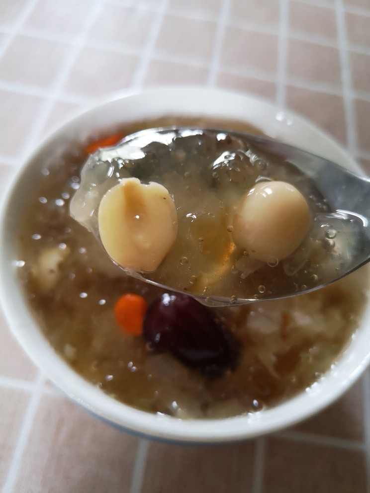 桃胶银耳甜汤,水不能放太少，水高出食材十厘米左右