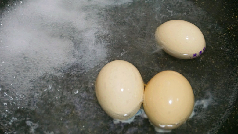 蒜泥鸡蛋 ,锅内倒清水，鸡蛋冷水下锅煮至8分熟捞出
叨叨叨:为了保证鸡蛋好剥壳，煮熟后快速放入冷水中，这样壳和蛋就比较容易脱落
