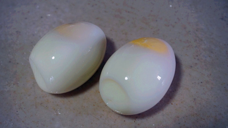 蒜泥鸡蛋 ,将煮熟的鸡蛋剥壳
叨叨叨：剥壳的时候动作一样要轻，防止鸡蛋破裂
