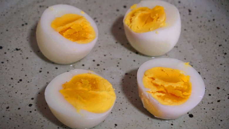 蒜泥鸡蛋 ,将剥好的鸡蛋从中间一分为二
叨叨叨：鸡蛋稍尖的一面不宜立起来，可以用刀在底部稍微削一块使其变平整一些，这样就能很好的立起来了

