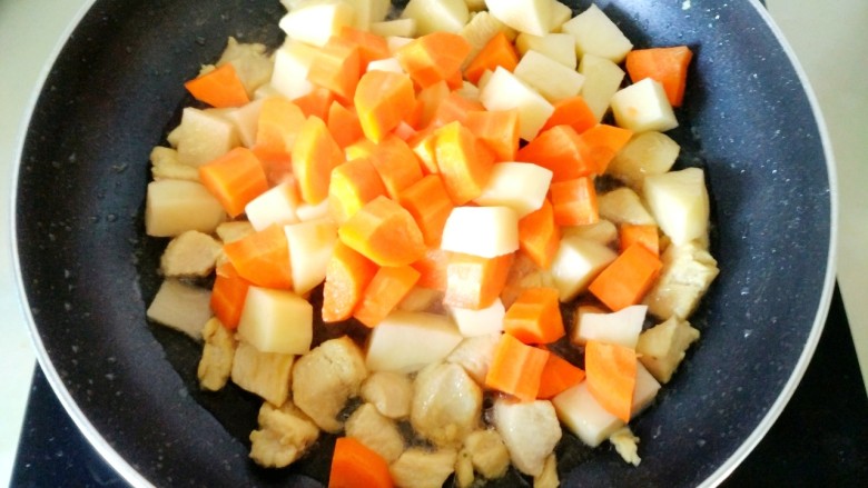 咖喱 鸡肉饭,放入胡萝卜和土豆