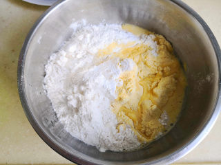 蒲公英窝窝头,玉米面加中筋面粉再加入泡打粉，加入适量温水和成面团，