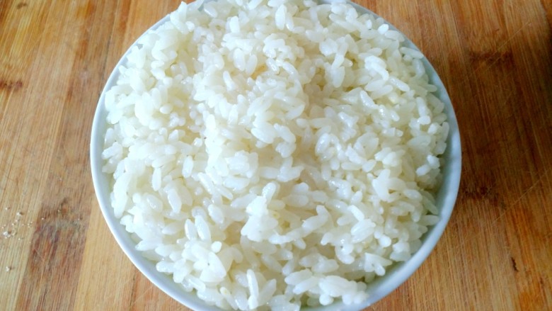 咖喱 鸡肉饭,米饭放入碗里备用