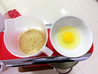 椰蓉面包条,温水中加入发酵粉孵化，鸡蛋备用。
