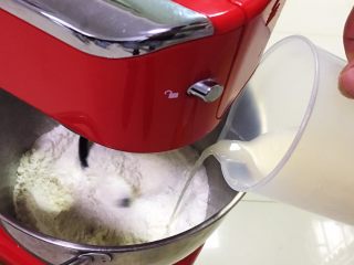 椰蓉面包条,先倒入发酵液搅拌。