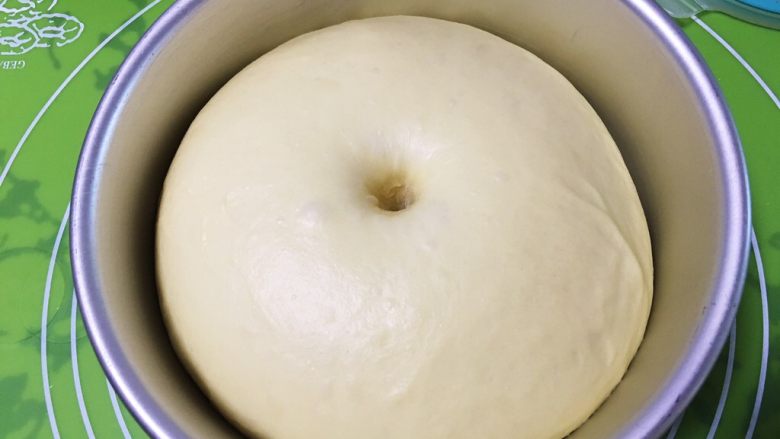 椰蓉面包条,面团发酵完成用手指戳一下不反弹。