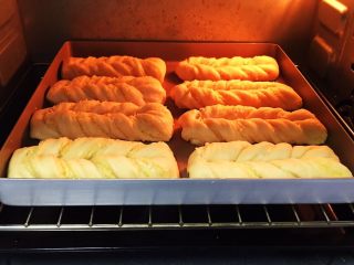 椰蓉面包条,放入烤箱两次发酵，方法同上。