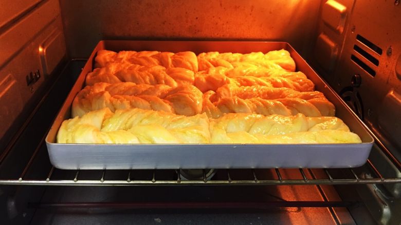 椰蓉面包条,烤箱预热至180度，模具送入烤箱。