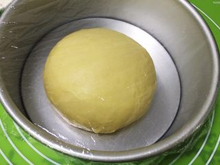 椰蓉面包条,放入模具，盖上保鲜膜。