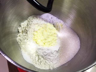 椰蓉面包条,高筋粉和低筋粉放入厨师机内，加入盐和细砂糖，奶粉搅拌均匀。