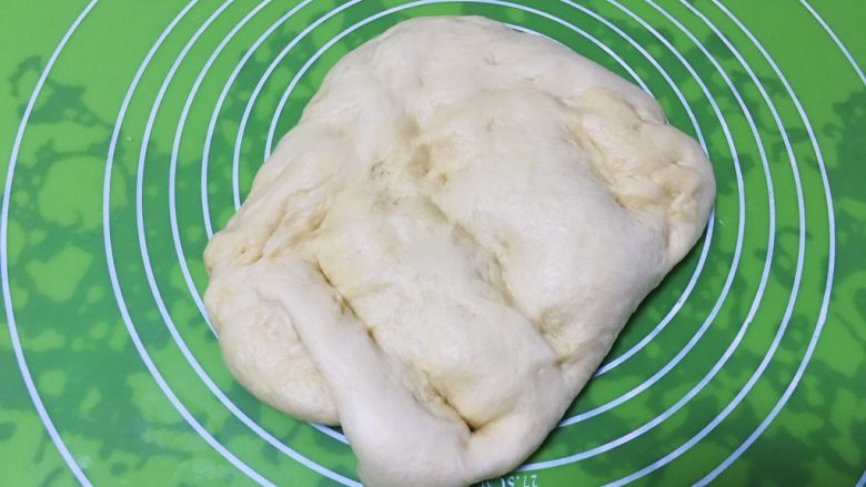 椰蓉面包条,拿出排气，盖上保鲜膜静置20分钟。