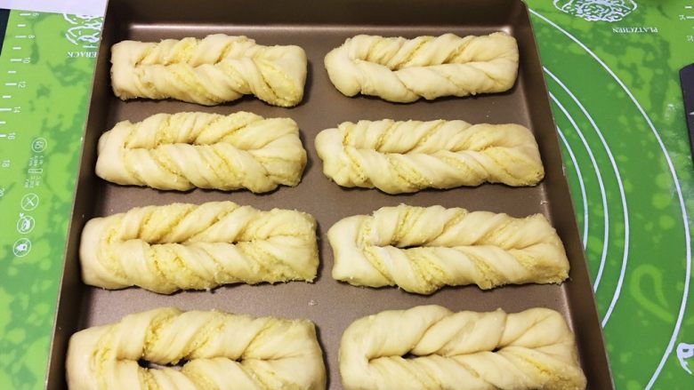 椰蓉面包条,依次排列于金盘中。