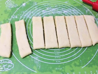 椰蓉面包条,轻轻擀开，分成八个条子切断。
