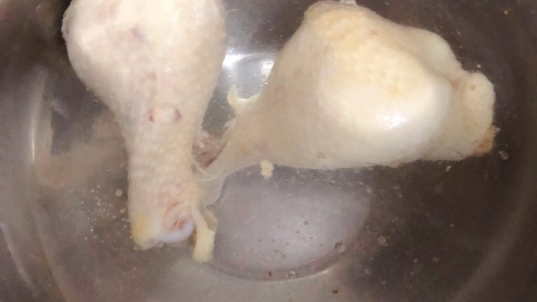 手撕口水鸡,将煮好的鸡腿放入冰水中浸泡15分钟，这样肌肉更加紧致。