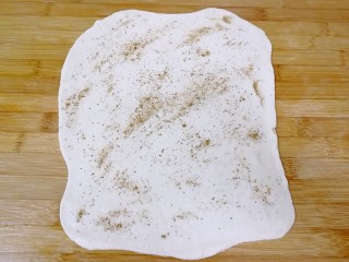 烧饼夹烤肉,在面皮表面抹一层食用油，均匀的撒上花椒粉。