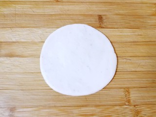 烧饼夹烤肉,擀成直径为10厘米左右的圆饼状。