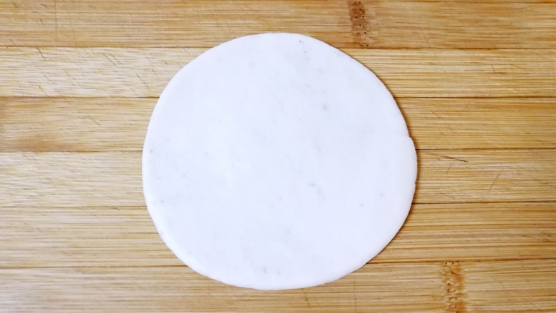 烧饼夹烤肉,擀成直径为10厘米左右的圆饼状。