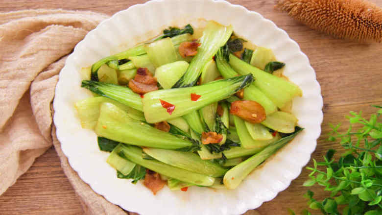 最消魂的上海青做法,撒入盐、蒸鱼豉油、干辣椒、花椒油，翻炒至菜帮断生即可