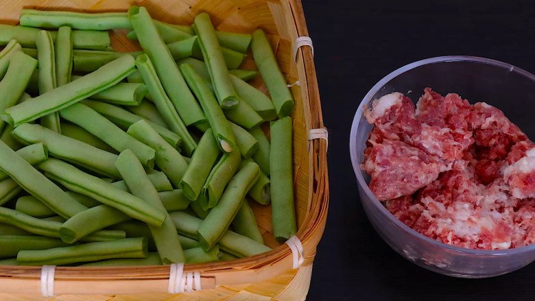 干煸四季豆,将肥瘦相间的猪肉剁成末，姜蒜切末，干辣椒切成段
