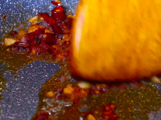 干煸四季豆,再放入干辣椒段和四川人最爱的豆瓣酱炒出红油