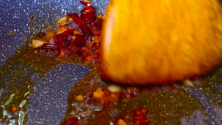 干煸四季豆,再放入干辣椒段和四川人最爱的豆瓣酱炒出红油