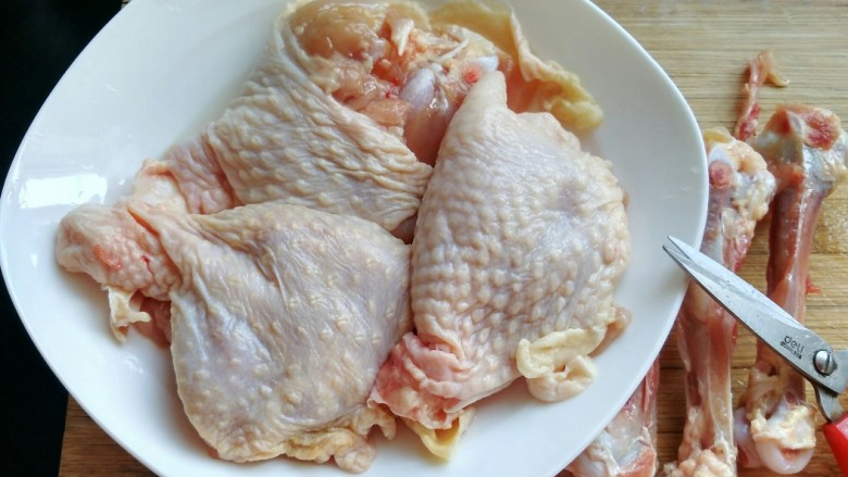 香菇蒸滑鸡,用厨房剪给鸡腿去骨。