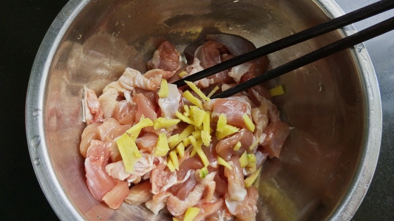 香菇蒸滑鸡,将生姜放入鸡肉中。