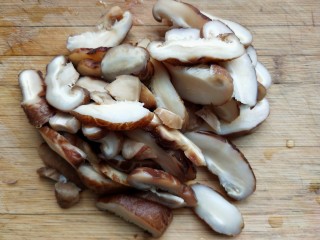 香菇蒸滑鸡,香菇切片。