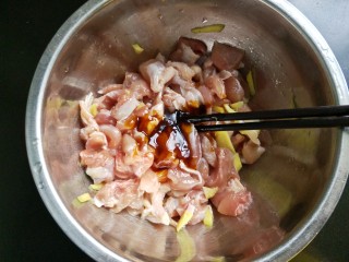 香菇蒸滑鸡,放盐，蚝油，料酒，小麻油，拌匀腌20分钟。