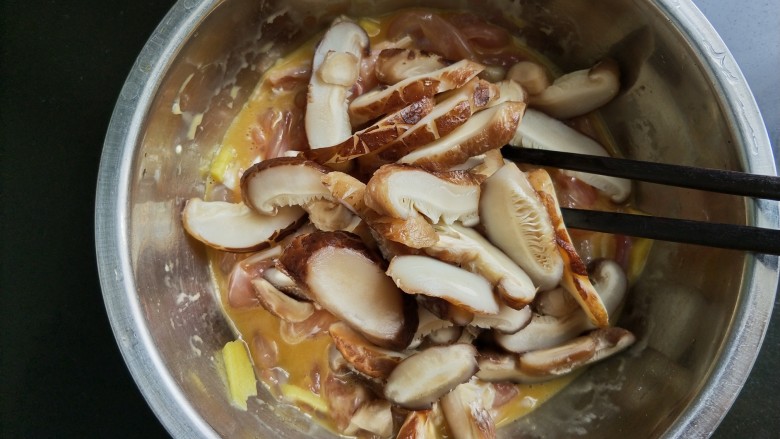 香菇蒸滑鸡,放入香菇。