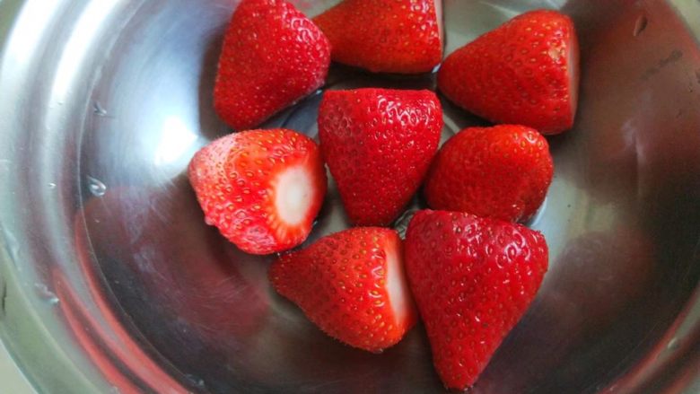 网红草莓大福,<a style='color:red;display:inline-block;' href='/shicai/ 592'>草莓</a>用淡盐水浸泡20分钟，在洗干净，底部切平。